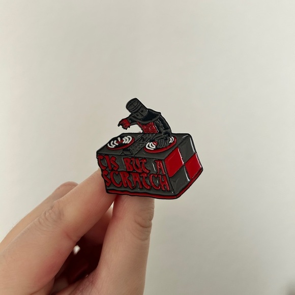 ‘Tis But a Scratch’ Knight Enamel Pin- NEW - Picture 1 of 4